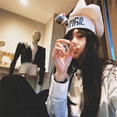 穿黄睡衣的女孩